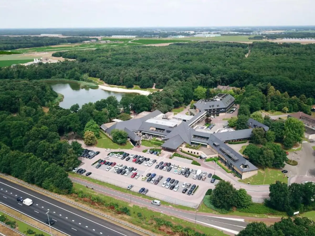 Bovenaanzicht Van der Valk Hotel Gilze - Tilburg