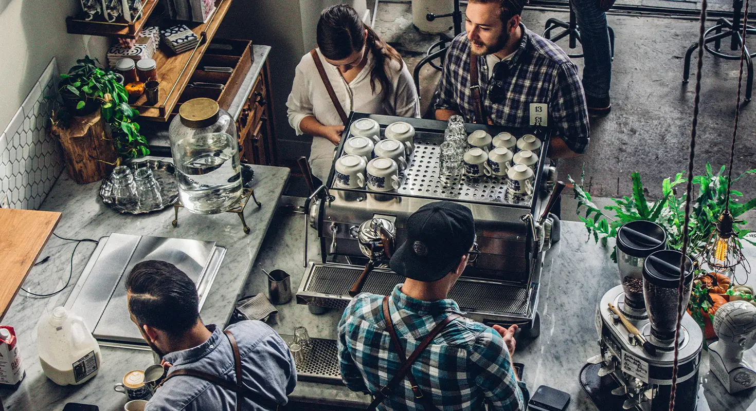 Gasten bestellen koffie bij koffiebar