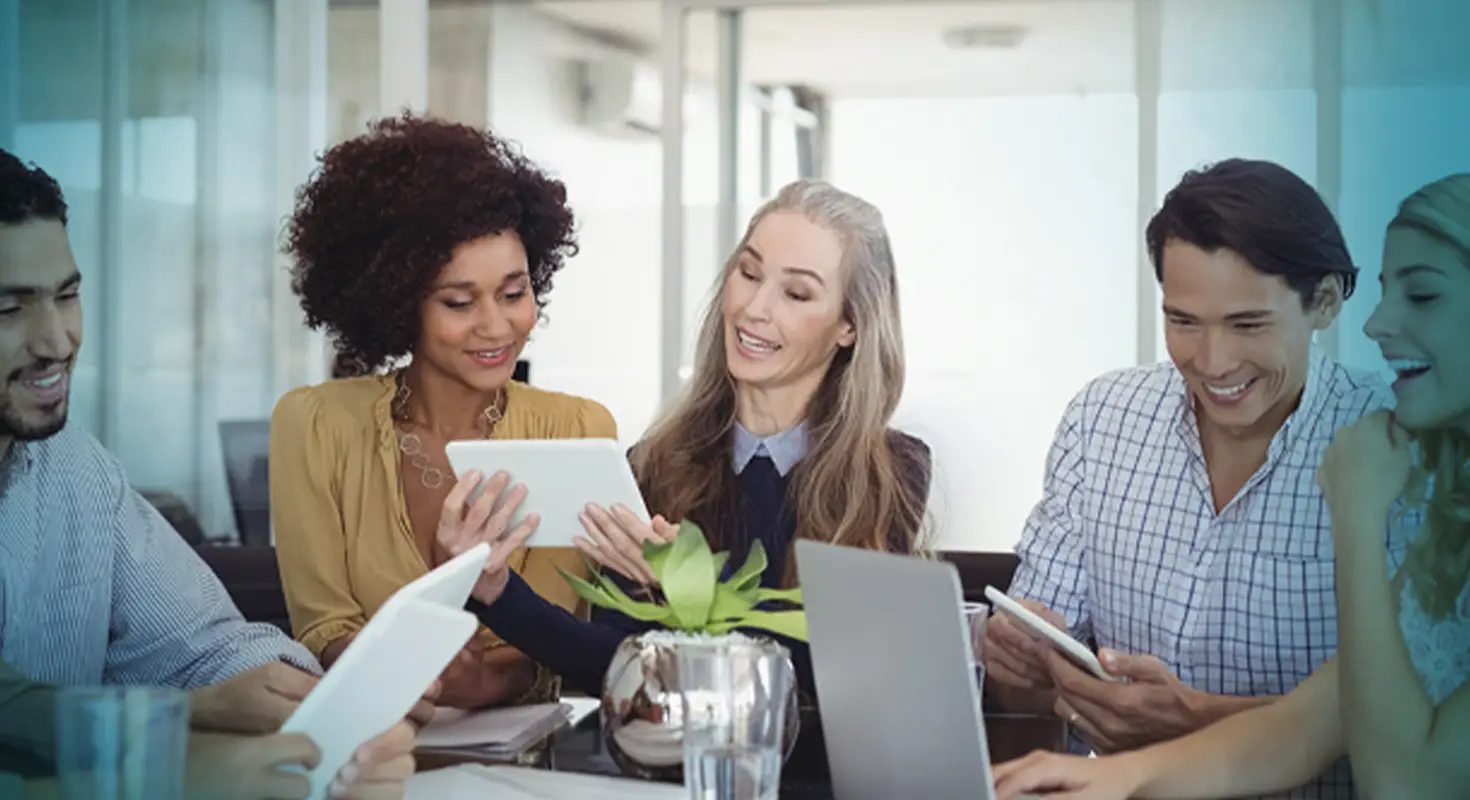 Groep collega's met plezier aan het werk