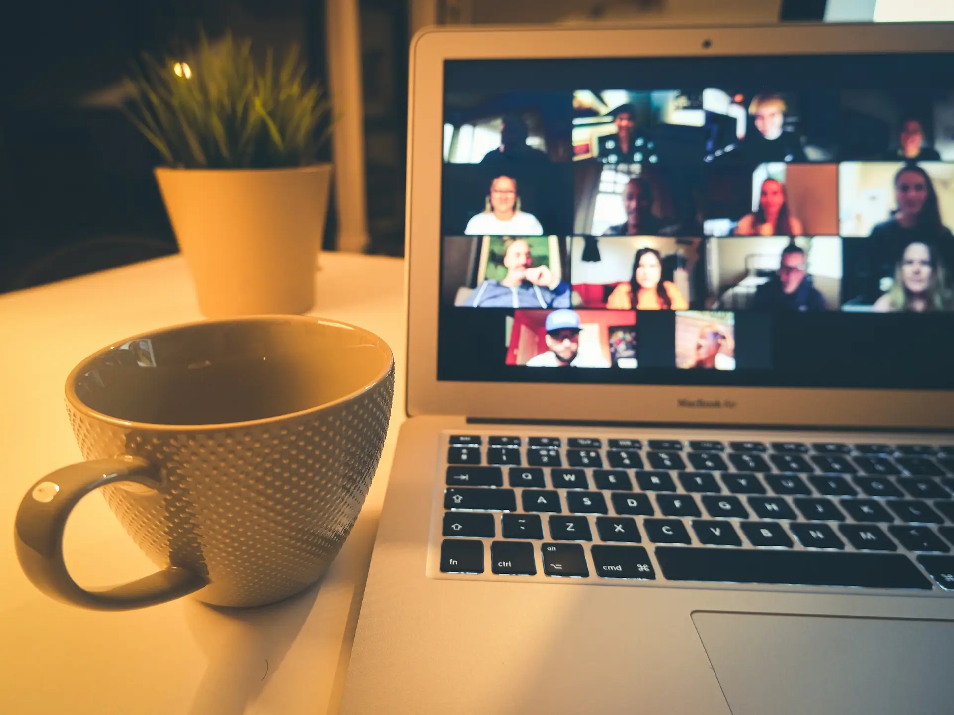 Laptop en kop koffie