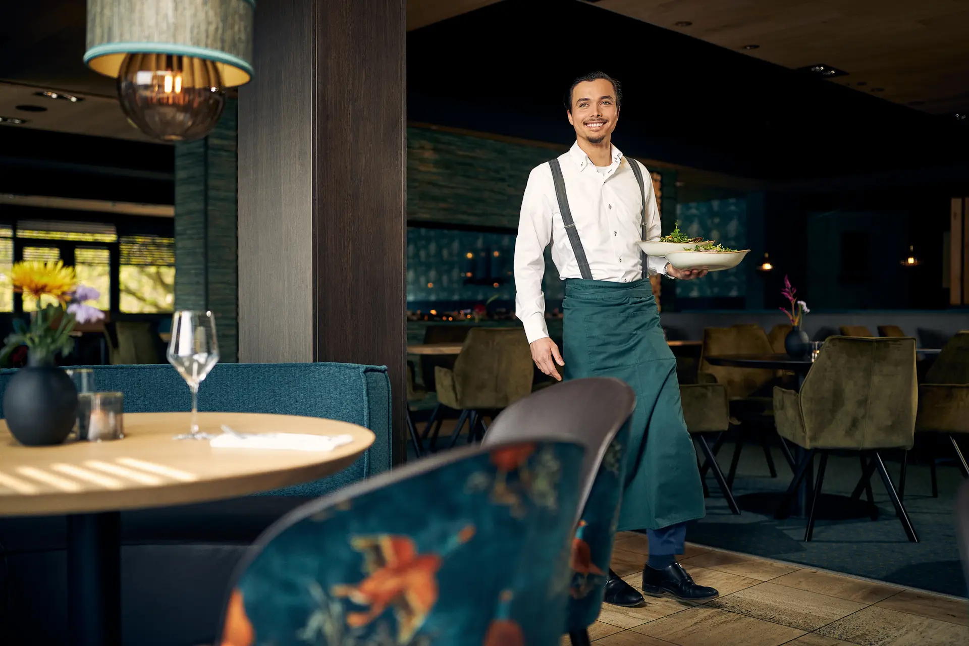 Mannelijke ober met een dienblad in een restaurant