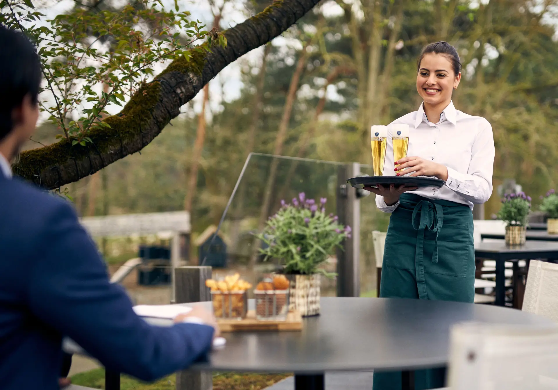 Medewerker bediening serveert eten