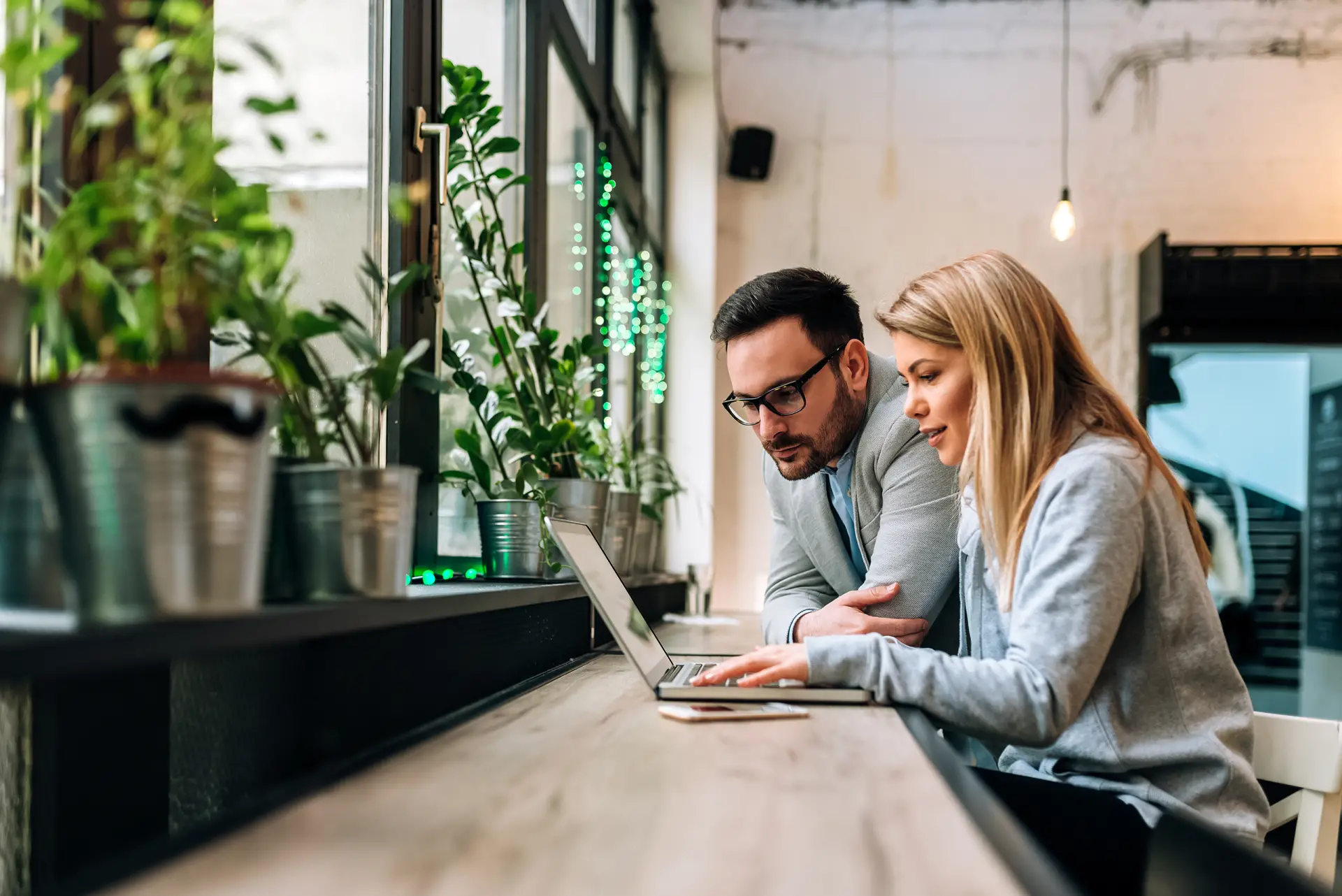 Medewerkers samen achter laptop