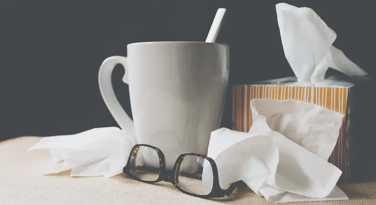 Warme kop thee en tissue voor de zieke